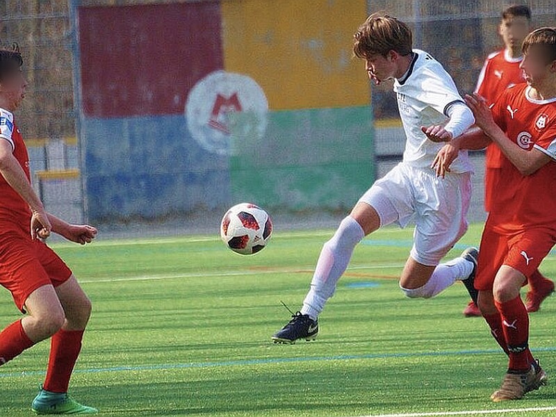 Luis Berchez im Fußballzweikampf mit drei Gegenspielern vom MTV Stuttgart