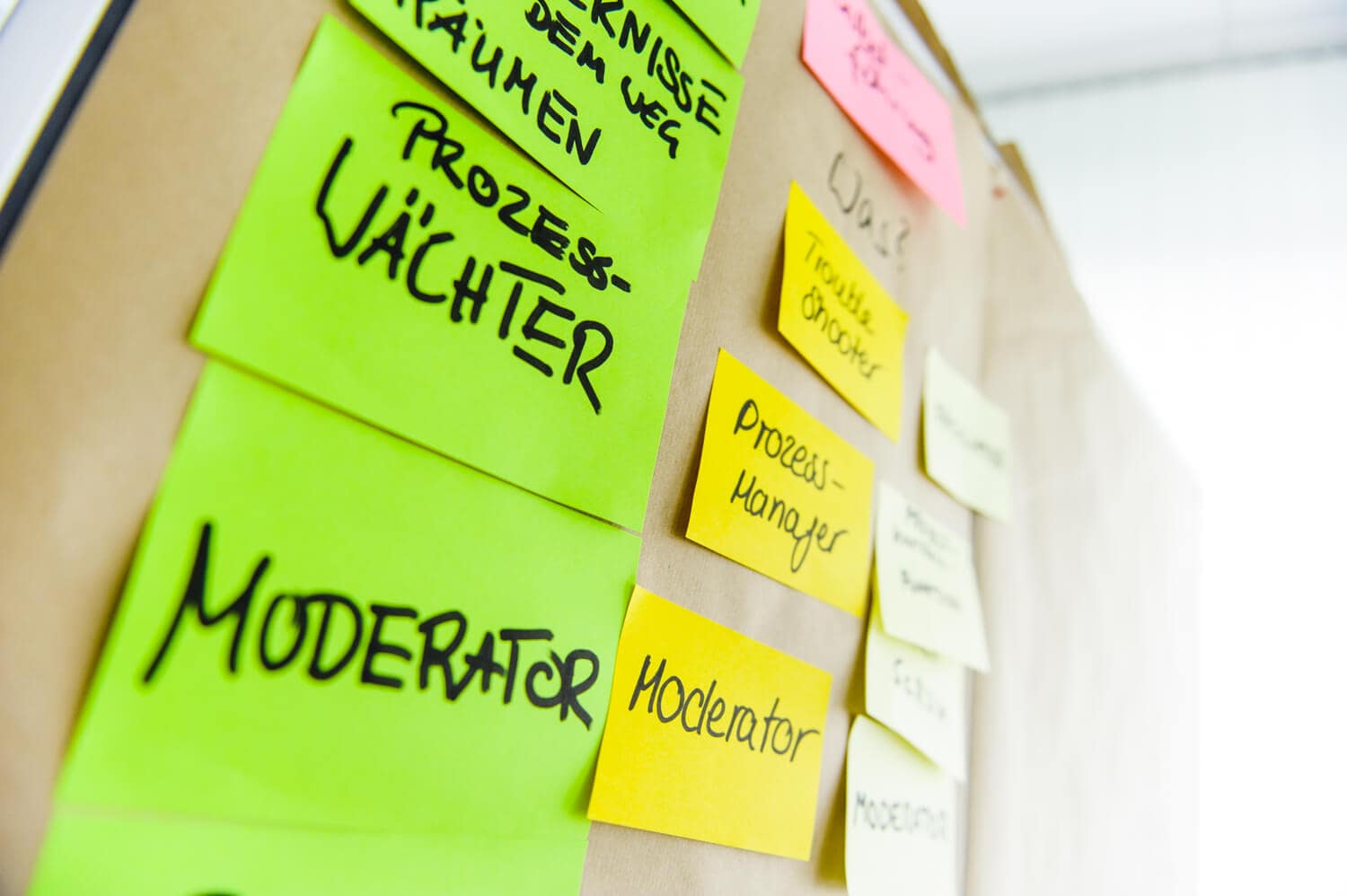 Post It Zettel an einer Wand die die Professional-Scrum-Master-Eigenschaften beschreiben