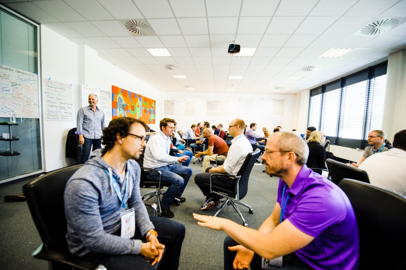 Zwei Personen die sich auf Stühlen gegenübersitzen und eine Übung im Professional Scrum Master Kurs durchführen